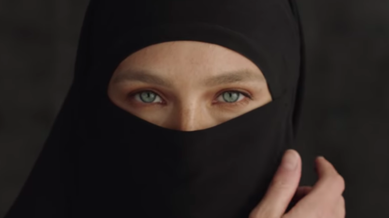 "Ist hier der Iran?" Werbung mit israelischem Supermodel in Ni­kab sorgt für Islamophobie-Kritik 