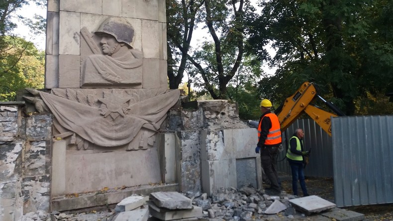 Letztes sowjetisches Kriegerdenkmal in Warschau demontiert – Warschauer bringen dennoch Grablichter 