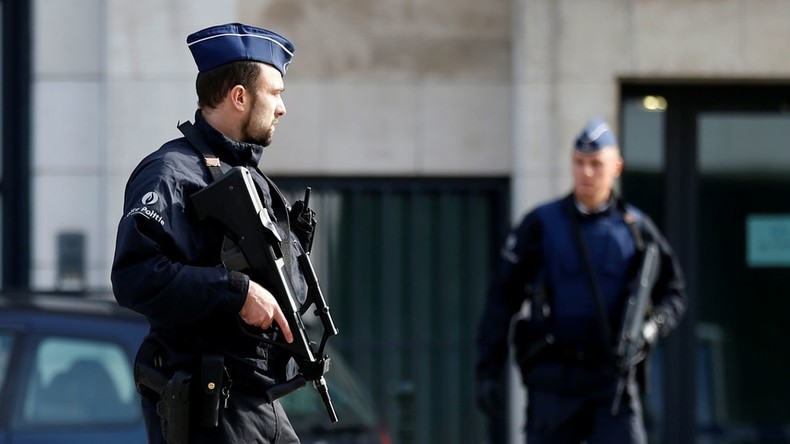 Messerstecher verletzt Polizisten vor Polizeistation in Brüssel – Angreifer unschädlich gemacht