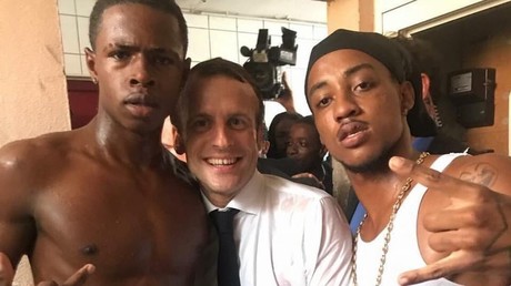 Facebook soll Bild von Macron mit halbnacktem "Kriminellen" wegen "Nacktheit" blockiert haben