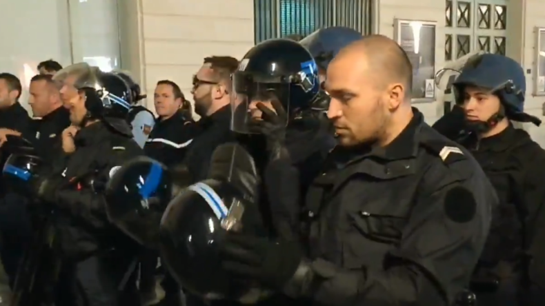 Solidarität mit den protestierenden Bürgern? Polizisten nehmen vor Gelbwesten ihre Helme ab 