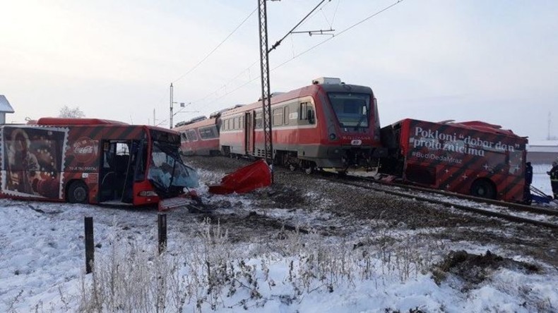 Zug in Serbien rast in Schulbus – mehrere Tote, zwei Dutzend Verletzte (Video)