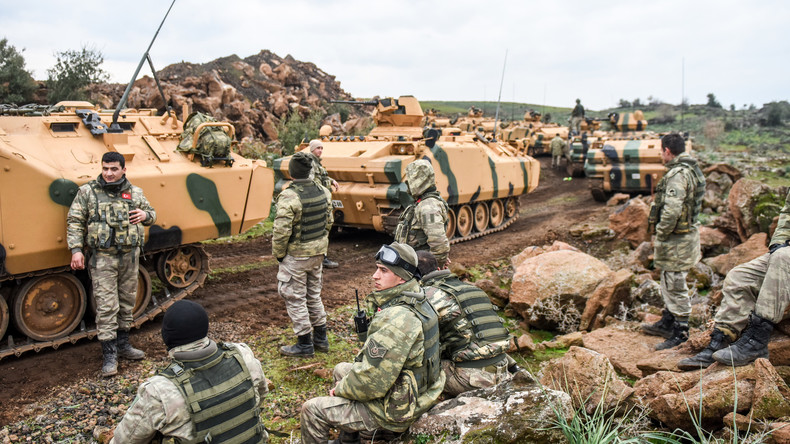 "Russland würde Offensive unterstützen": Türkei verlegt 8.000 Truppen gegen YPG nach Nordsyrien
