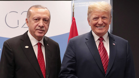 "Okay, es gehört alles dir, wir sind fertig": USA unterzeichnen Truppenabzugsbefehl aus Syrien