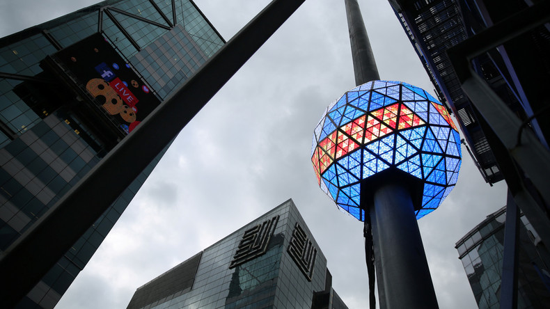 "Bereit, was viel Größeres abzuwerfen": US-Militär entschuldigt sich für Witz über Times Square Ball