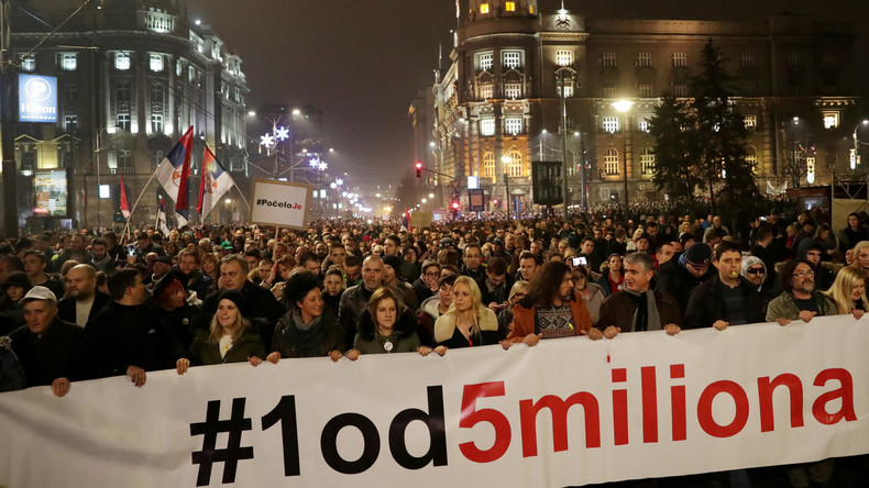 "Es hat begonnen": Zehntausende Serben protestieren gegen Präsident Vučić