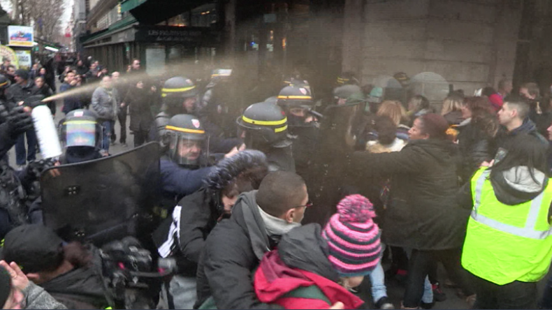 Protest der Gelbwesten-Frauen in Paris – Auch Demonstrantinnen stoßen mit Polizei zusammen