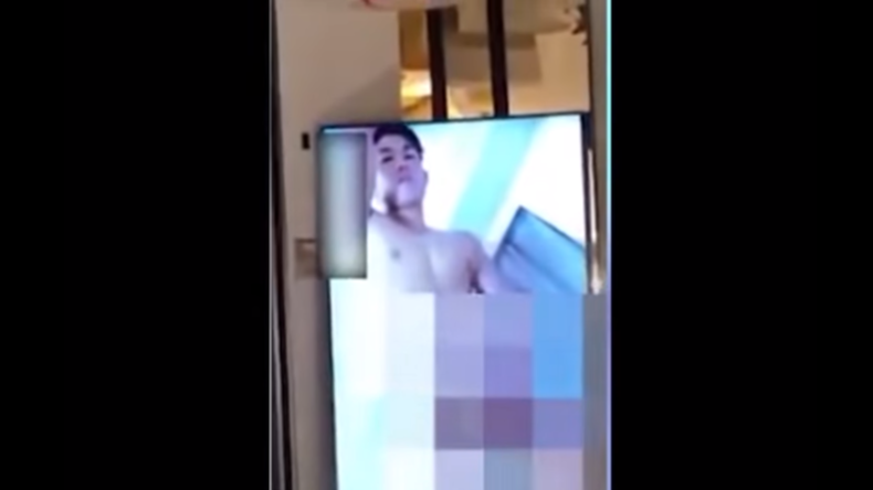 Vor Eltern und ihren Kindern: In Möbelhalle von Ikea Masturbations-Porno abgespielt 