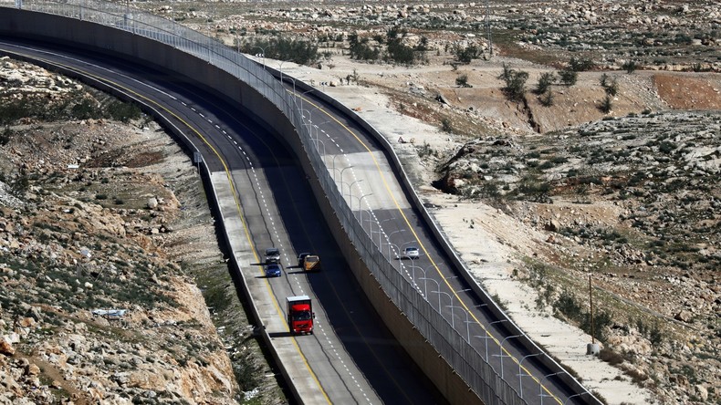 "Apartheid-Straße" im Westjordanland eröffnet – Israelis und Palästinenser durch Mauer getrennt 