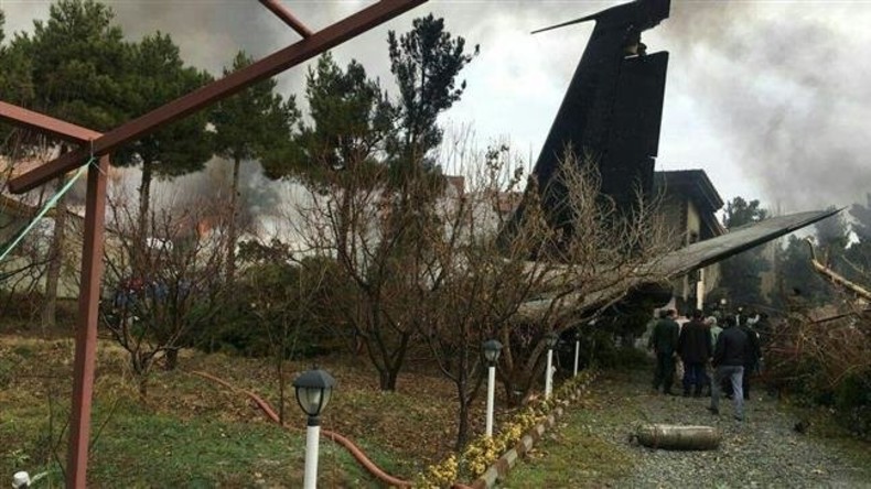 Iranisches Frachtflugzeug fängt bei Notlandung im Iran Feuer - 15 Tote