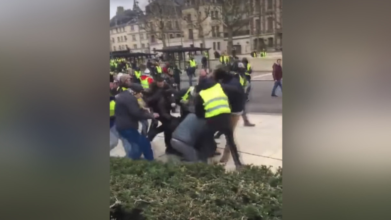 Frankreich: Journalisten-Team von TV-Sender LCI vor laufender Kamera von Gelbwesten angegriffen
