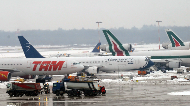 Mailänder Flughafen gesperrt, nachdem Migrant aus dem Flugzeug springt