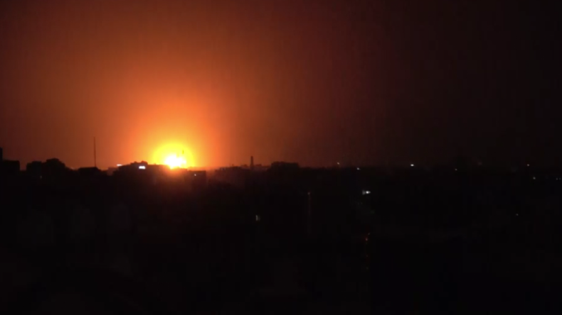 Massive Explosionen: Video soll saudi-geführte Luftangriffe auf jemenitische Hauptstadt zeigen 