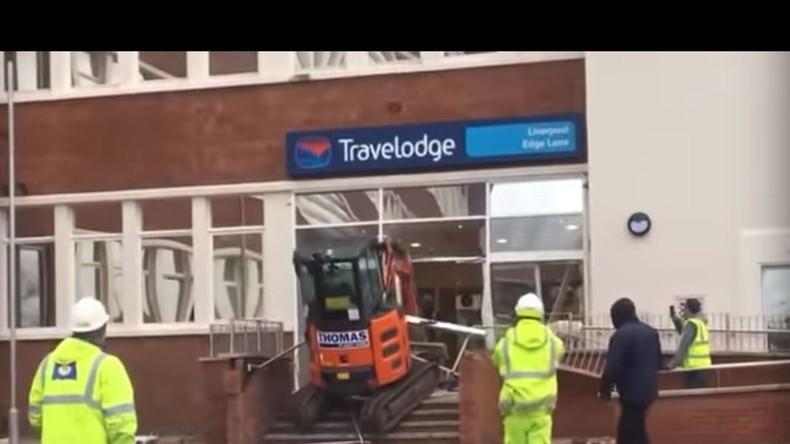 Lohn wohl nicht erhalten – Bauarbeiter demoliert Hotel mit Minibagger (VIDEO)