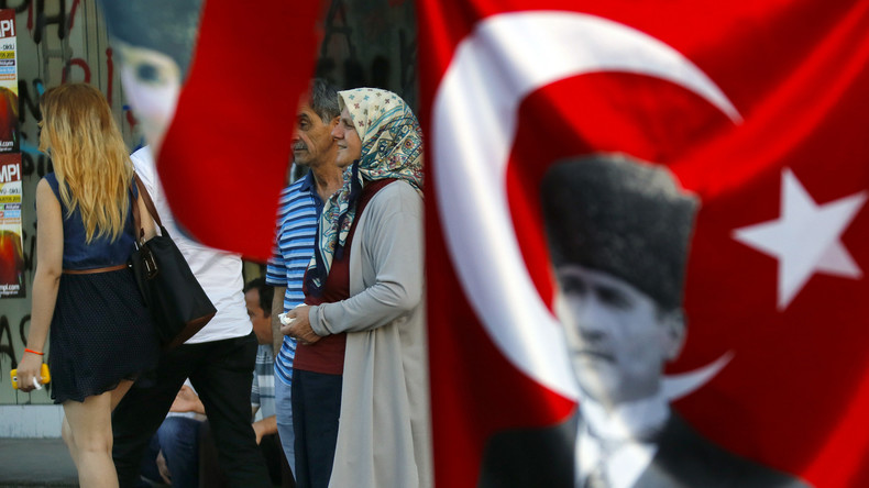 #10YearChallenge à la Türkei: Mit und ohne Kopftuch 
