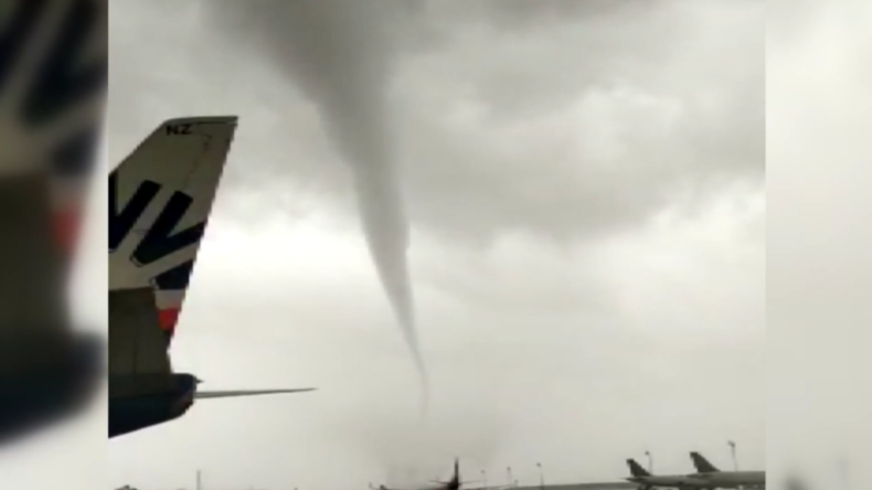 Türkei: Mehrere Tornados verursachen Verwüstungen am Flughafen von Antalya