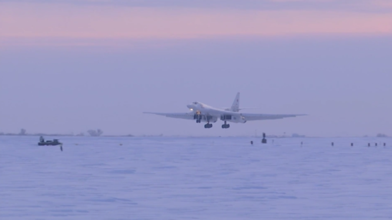 Russische TU-160-Jets führen 15-stündigen Flug über Arktis durch