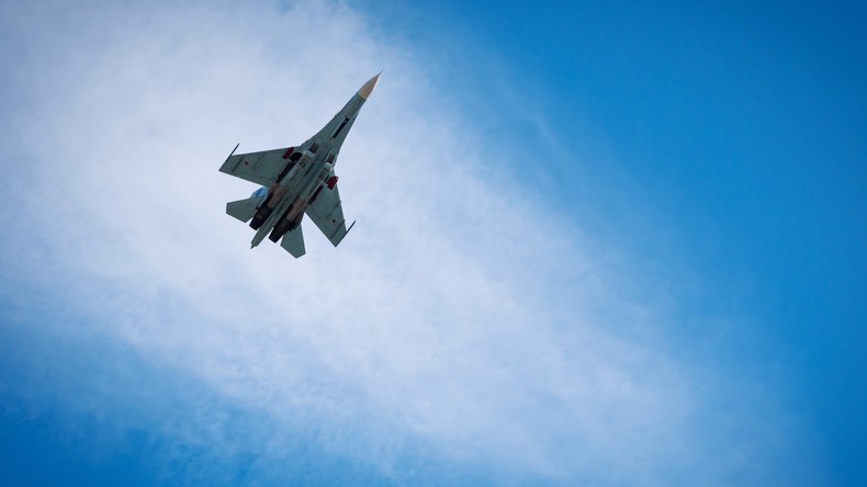 Russische Su-27 verjagt NATO-Kampfjet, der sich Regierungsflugzeug zu stark annähert