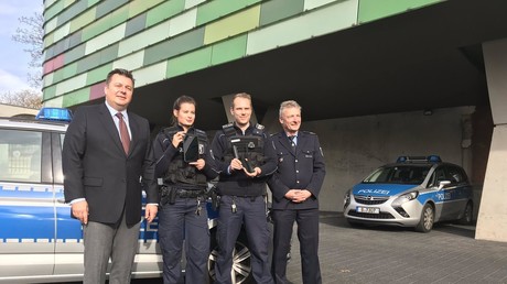 Berlins Innensenator greift in die Polizei-Hierarchie ein, um seiner Nachbarin zu helfen