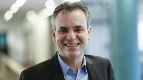 Chef des Deutschen Journalisten-Verbands blamiert sich beim Verbreiten von Fake News über RT Deutsch