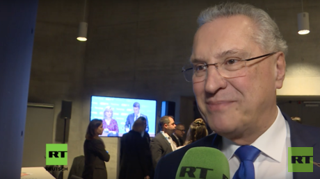 Bayerns Innenminister im RT-Interview: Kramp-Karrenbauer und Söder bieten große Chancen