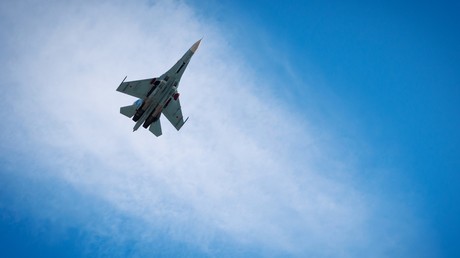 Russische Su-27 verjagt NATO-Kampfjet, der sich Regierungsflugzeug zu stark annähert