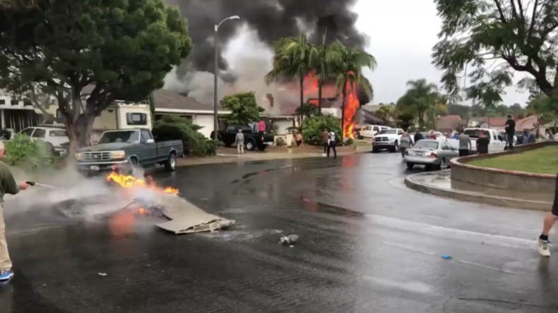 USA: Brennende Trümmer auf den Straßen nach Flugzeugabsturz in Orange County