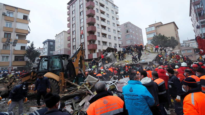 Siebenstöckiges Haus stürzt in Istanbul ein 