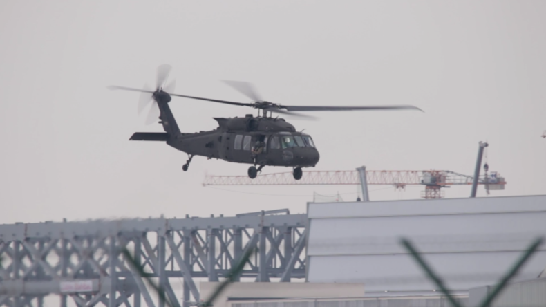 Geschwader von zehn US-"Black Hawk"-Militärhubschraubern startet von Dresdner Flughafen