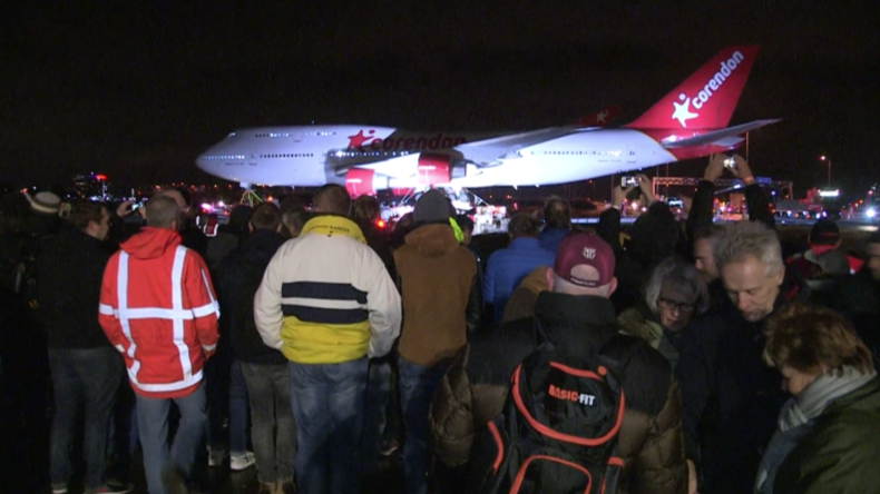 Amsterdam: Boeing 747 stoppt Autobahnverkehr auf dem Weg zum Airport Hotel