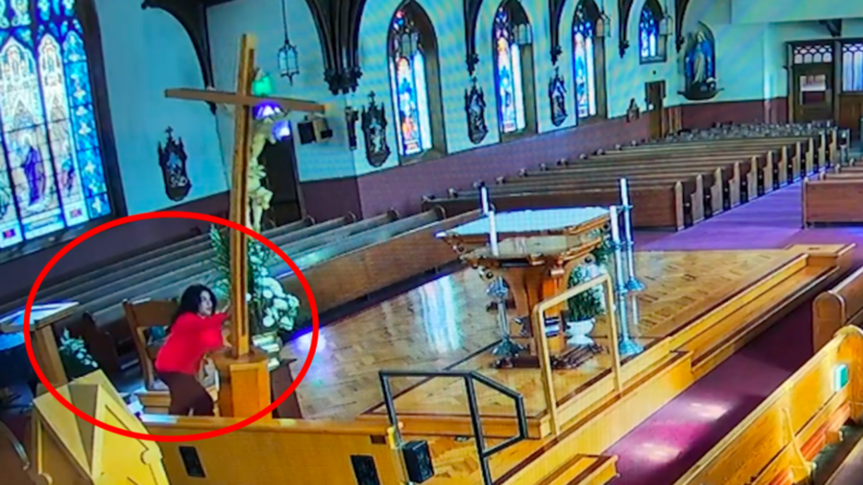 Vom Teufel geritten? Überwachungskamera filmt Frau, die in Kirche randaliert