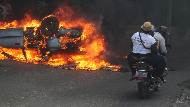 Unruhen in Haiti: Straßensperren, Polizisten versuchen Regierungsgebäude zu schützen 