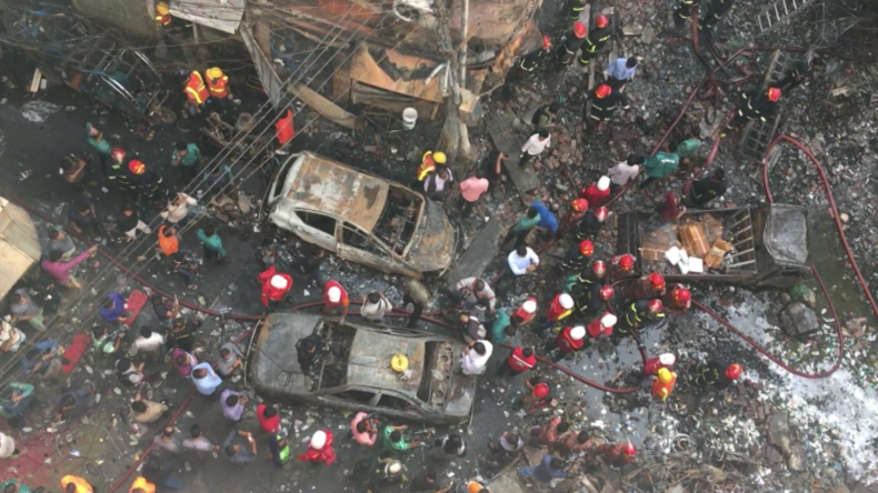 Bangladesch:  Nach tödlichem Brand gehen die Rettungsarbeiten weiter