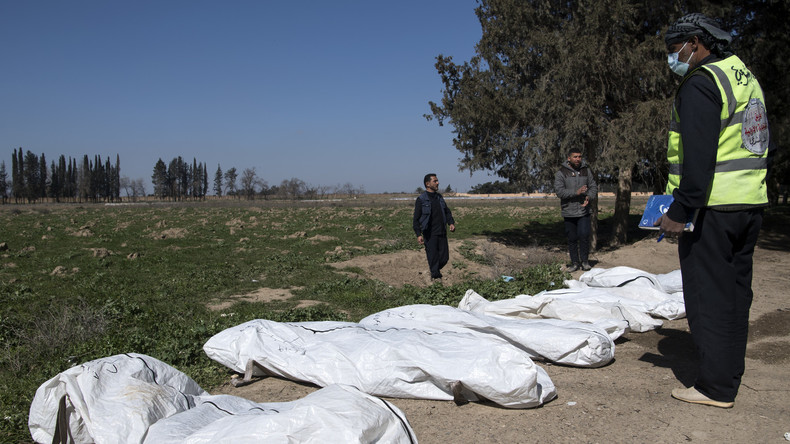 Mindestens 3.500 Leichen: Bisher größtes IS-Massengrab außerhalb von Rakka entdeckt