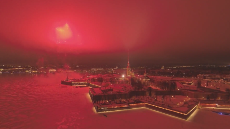 Moskau und St. Petersburg feiern Tag der Verteidiger des Vaterlandes mit atemberaubendem Feuerwerk