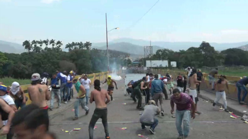 Prophezeite Eskalation an venezolanisch-kolumbianischer Grenze: Videos zeigen massive Zusammenstöße