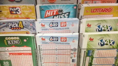 Mann gewinnt Jackpot, während Ehefrau über zu hohe Ausgaben für Lottoscheine streitet