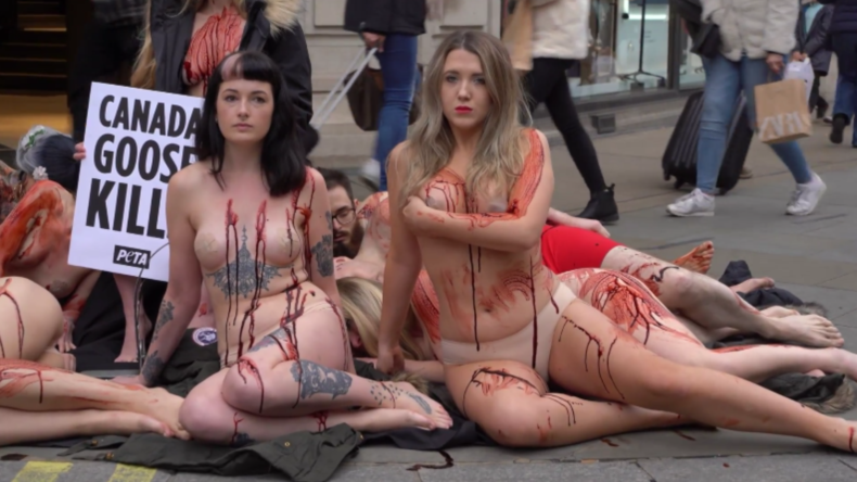 London: "Fast nackter" Protest von PETA-Aktivisten vor Kleidergeschäft