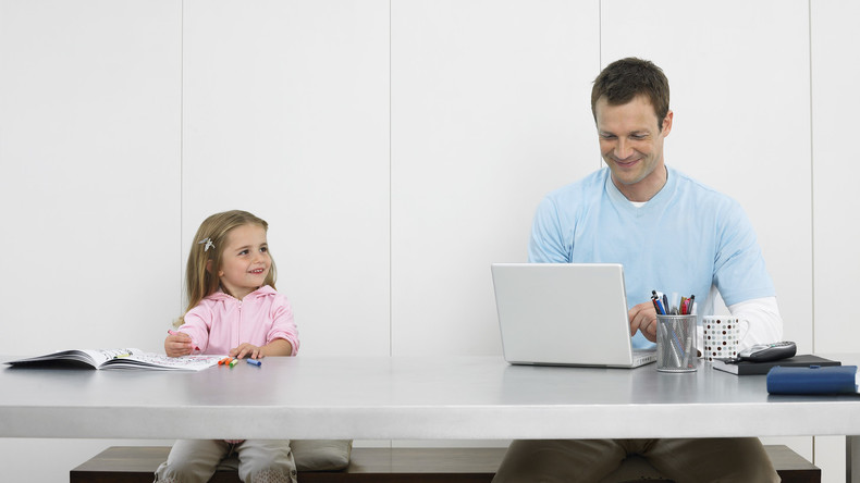 Studie: Eltern arbeiten im Homeoffice länger als im Betrieb 