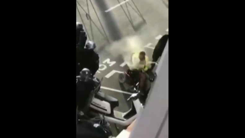 Frankreich: Polizist sprüht Rollstuhlfahrer mit gelber Weste gezielt Tränengas ins Gesicht