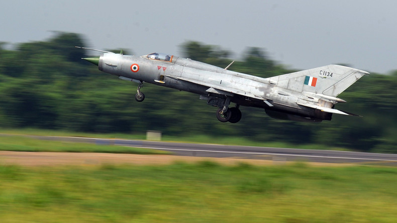 MiG-21 stürzt in Indien ab: Pilot katapultiert sich