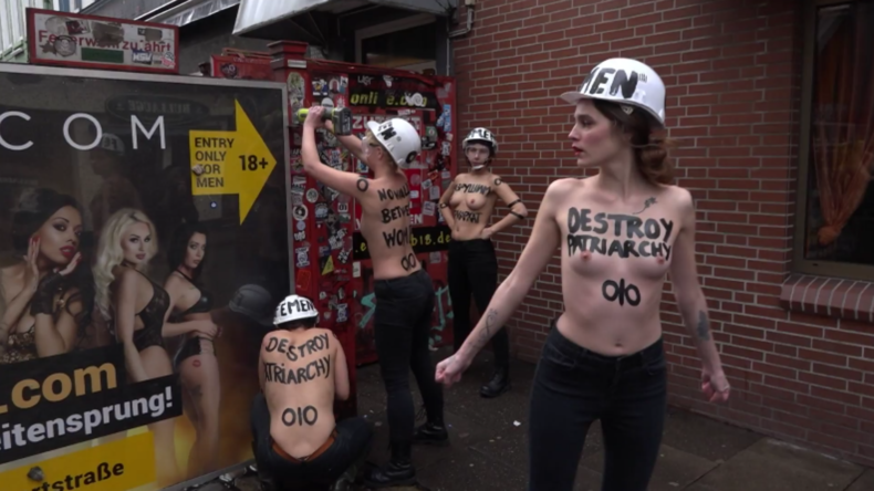 Hamburg: Femen-Aktivistinnen zerlegen Sichtschutz auf Reeperbahn