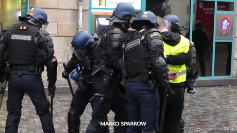 Mit Absicht Brille zertreten – Mann filmt Polizisten bei rabiatem Vorgehen gegen Gelbwesten