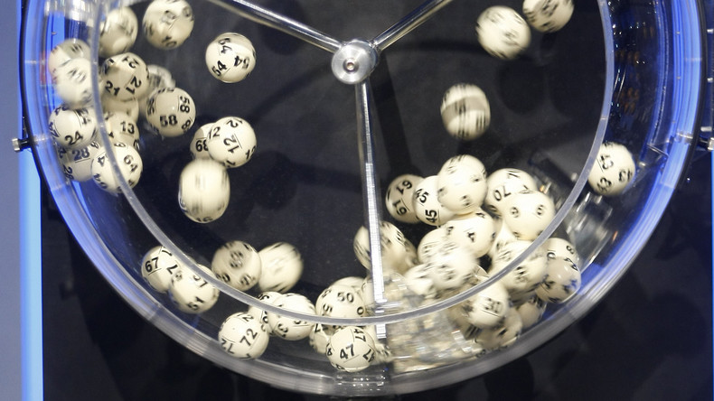 Frau spielt Lotterie und gewinnt 30 Mal an einem Tag