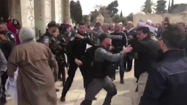 Israelische Polizei schließt al-Aqsa-Moschee und prallt auf wütende palästinensische Gläubige