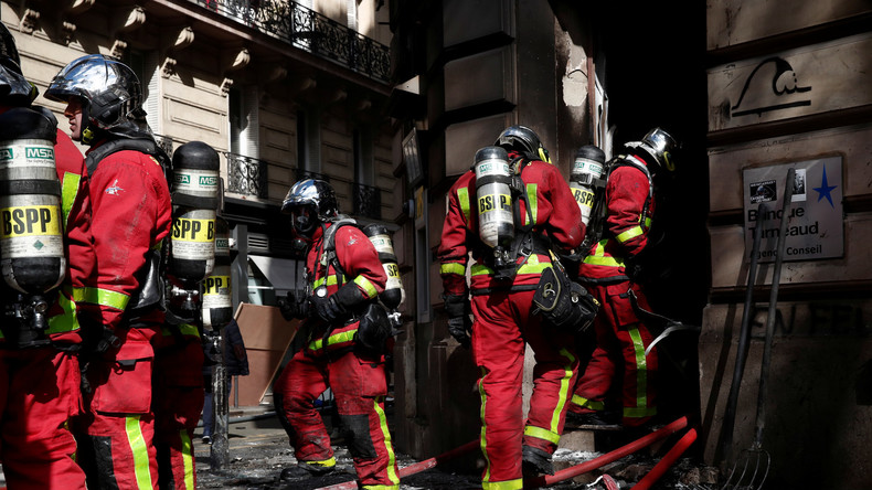 Eskalation in Paris: Wohnhaus geht bei Gelbwesten-Protesten in Flammen auf 