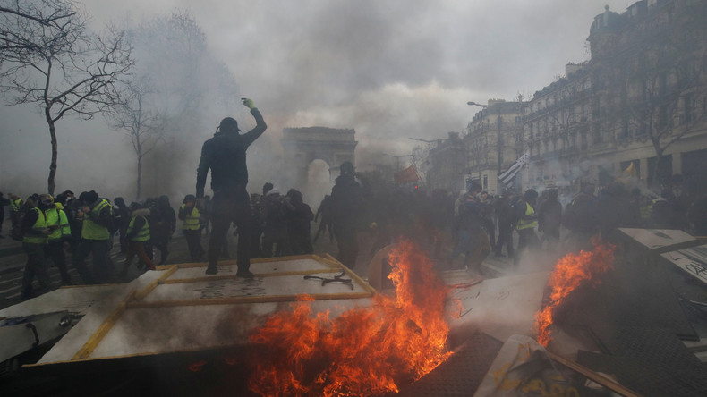 Emmanuel Macron verurteilt Gewalt bei "Gelbwesten"-Protesten: Randalierer wollen Republik zerstören