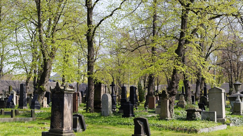 Frau in Grab ihrer Eltern hüfttief eingesaugt – Klage gegen Friedhof um fünf Millionen US-Dollar