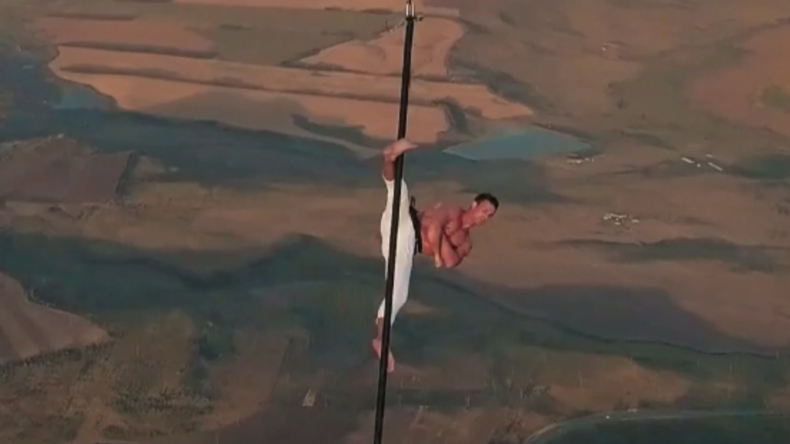 Wahnsinnsperformance: Russischer Pole-Dancer turnt in schwindelerregender Höhe unter Heißluftballon
