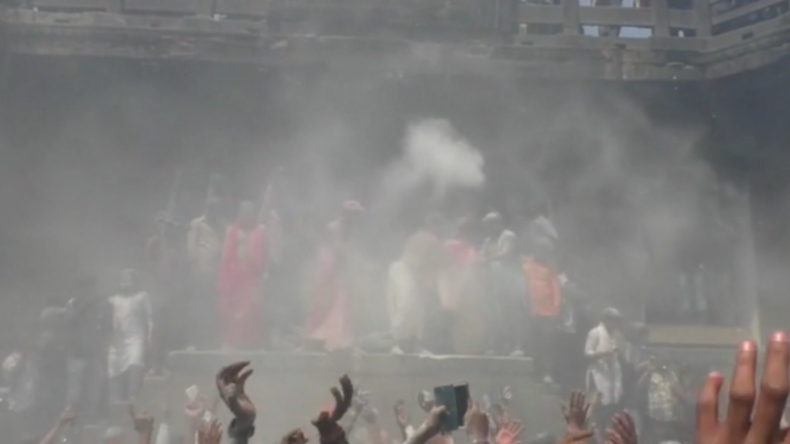 Holi-Extrem: Inder feiern Frühlingsfest und bewerfen sich mit menschlicher Asche